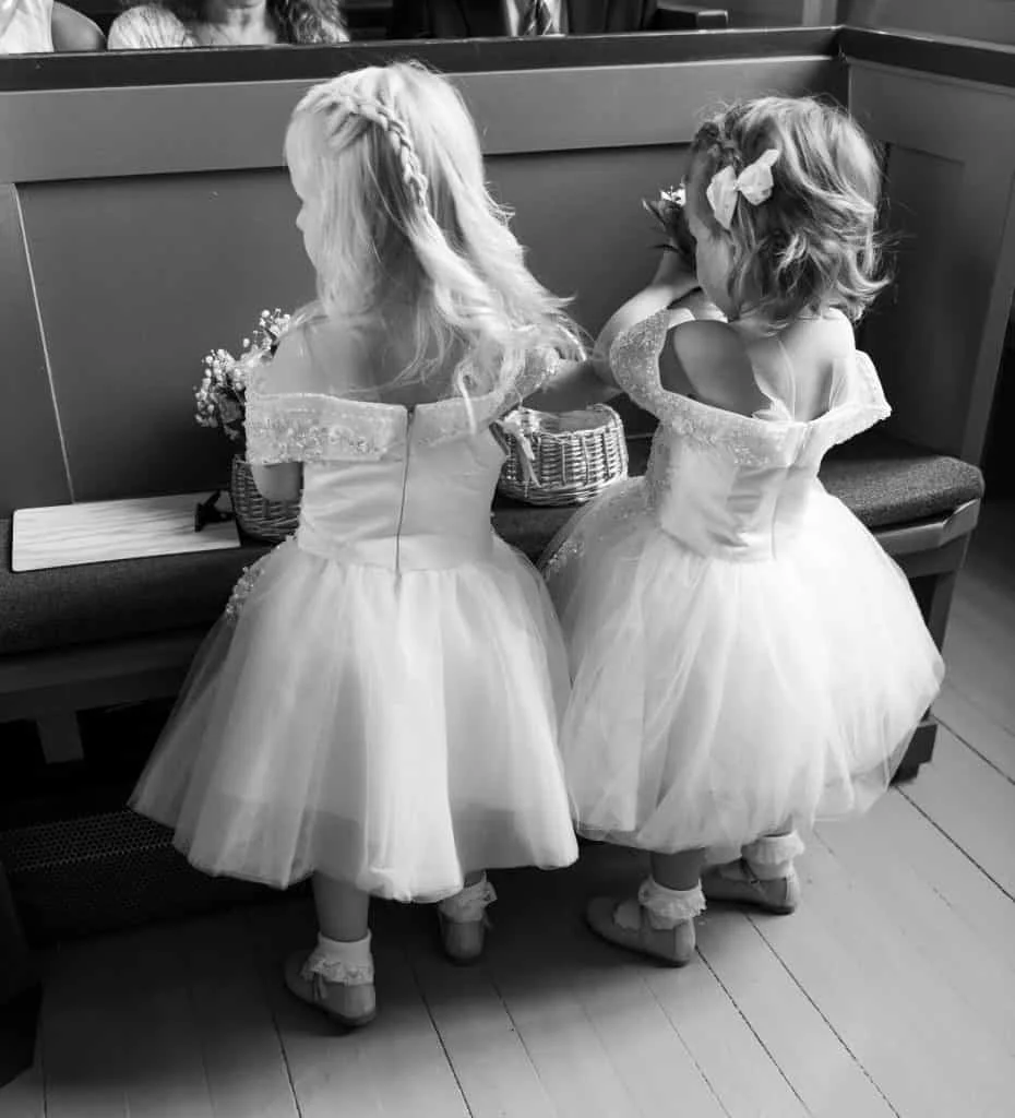 Evig Minne - To unge jenter i hvite kjoler, symbol på barndom og uskyld, i et minnesmerke for kjærli.