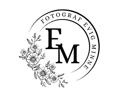 Sort logo for Fotograf Evig Minne med initialene EM omgitt av en sirkel dekorert med delikate blomsterillustrasjoner.