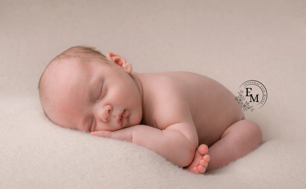 Nyfødt baby sovende, portrett av en liten baby, vugge, søvn, barnefotografering, minne, kjærlighet,.