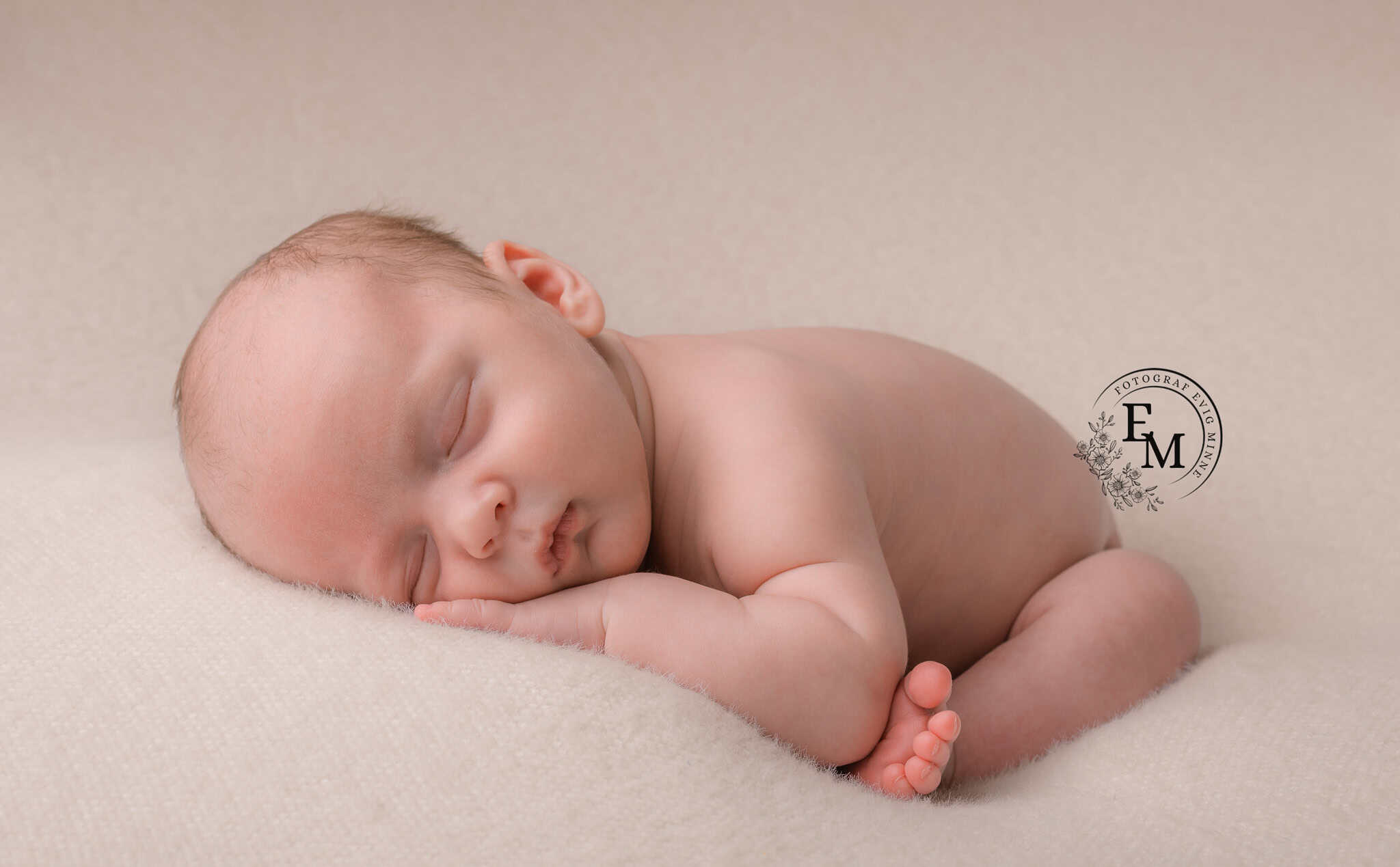 Nyfødt baby sovende, portrett av en liten baby, vugge, søvn, barnefotografering, minne, kjærlighet,.